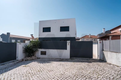 Moradia T5 para Venda em São Domingos de Rana