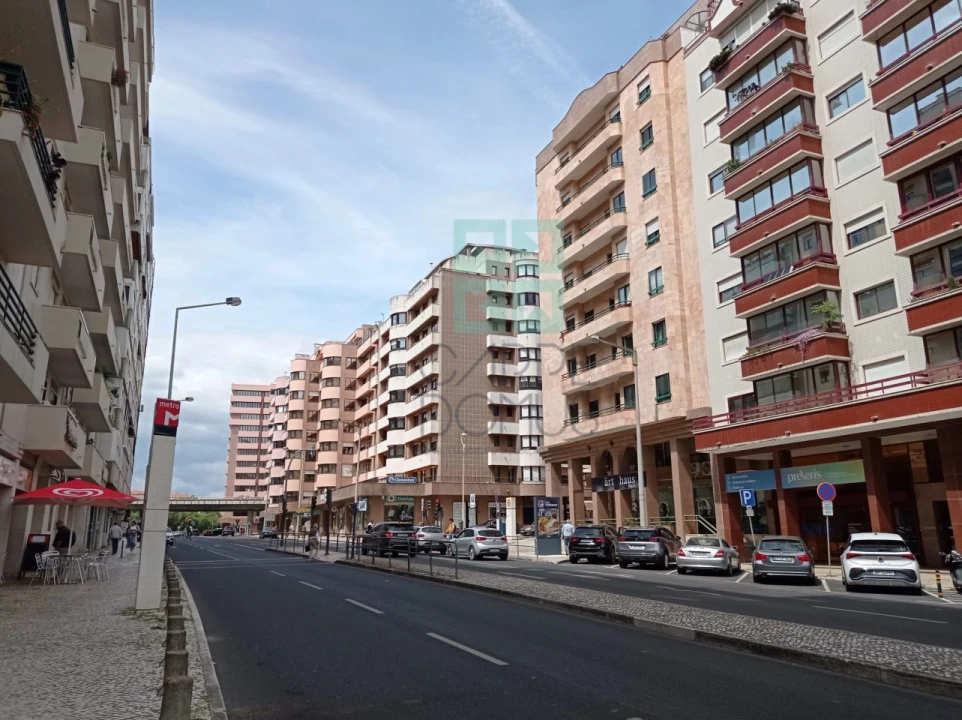 Apartamento T3 para Venda em São Domingos de Benfica Foto 4