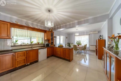 Moradia T4 para Venda em Santa Barbara de Nexe