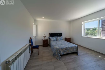Moradia T4 para Venda em Santa Barbara de Nexe