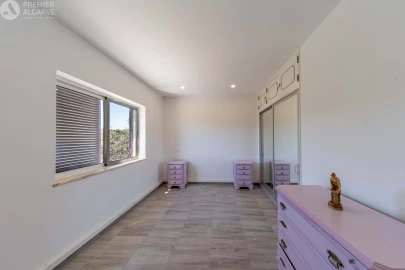 Moradia T4 para Venda em Santa Barbara de Nexe