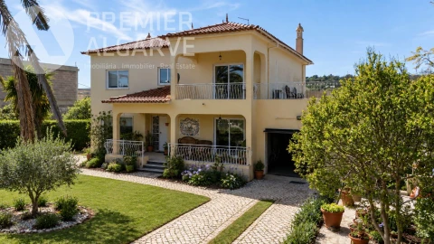 Moradia T4 para Venda em Santa Barbara de Nexe