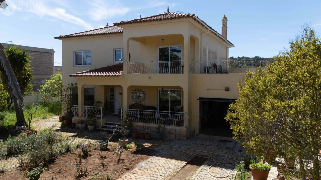 Moradia T4 para Venda em Santa Barbara de Nexe Foto 3