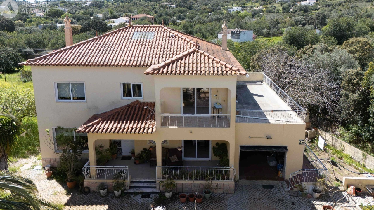 Moradia T4 para Venda em Santa Barbara de Nexe Foto 2