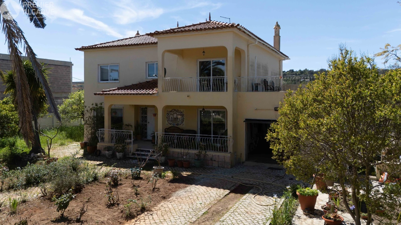 Moradia T4 para Venda em Santa Barbara de Nexe Foto 1