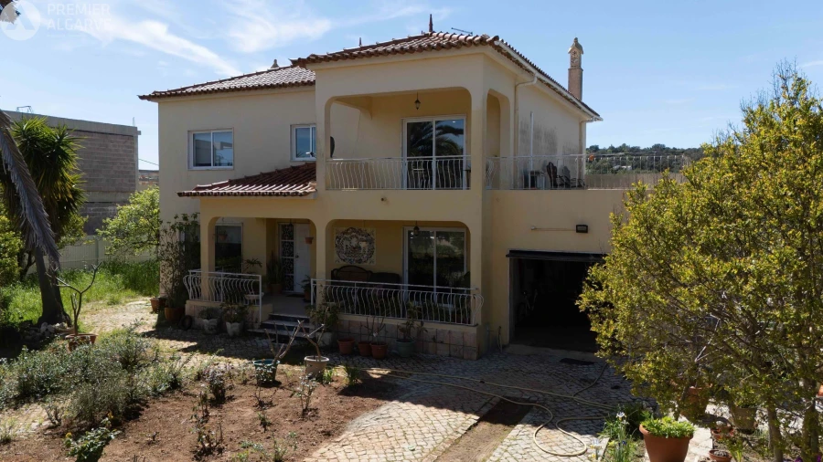 Moradia T4 para Venda em Santa Barbara de Nexe Foto 3