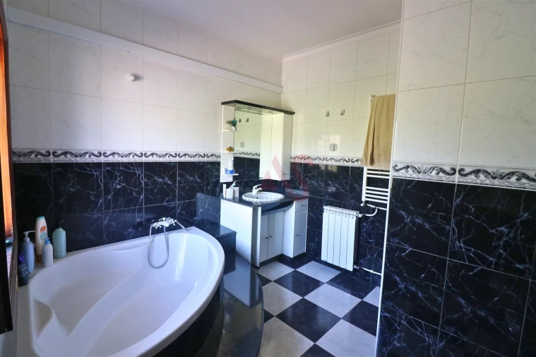 Moradia T8 para Venda em Serzedelo Foto 10