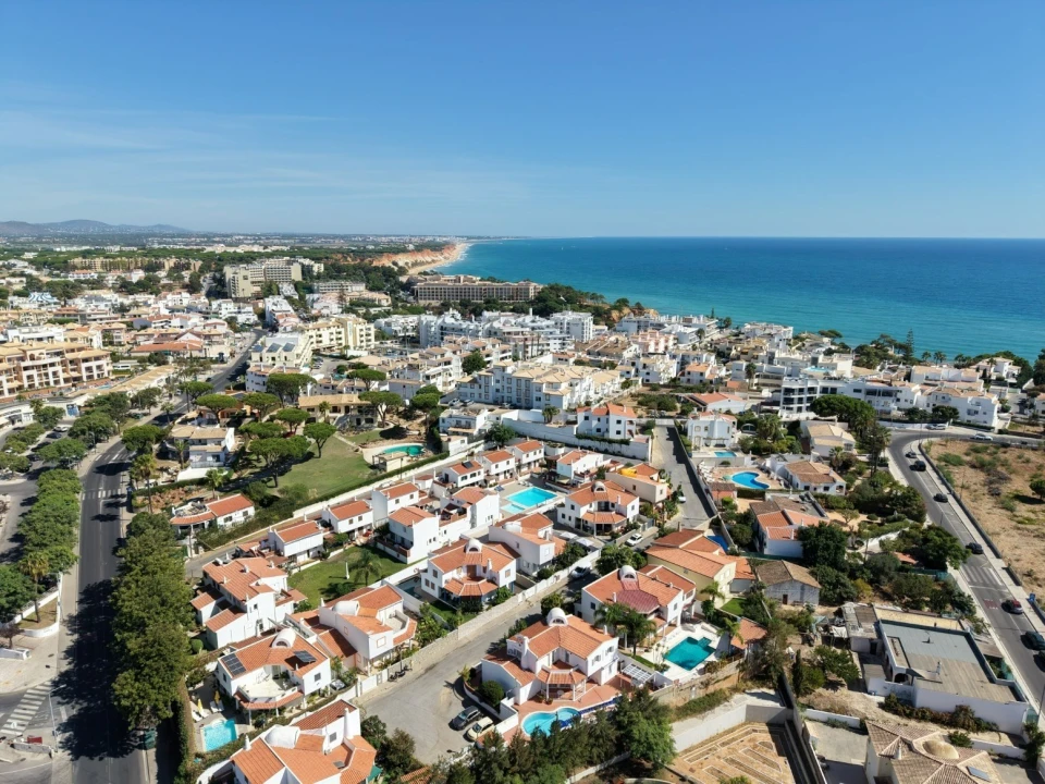 Moradia T4 para Venda em Albufeira e Olhos de Água Foto 1