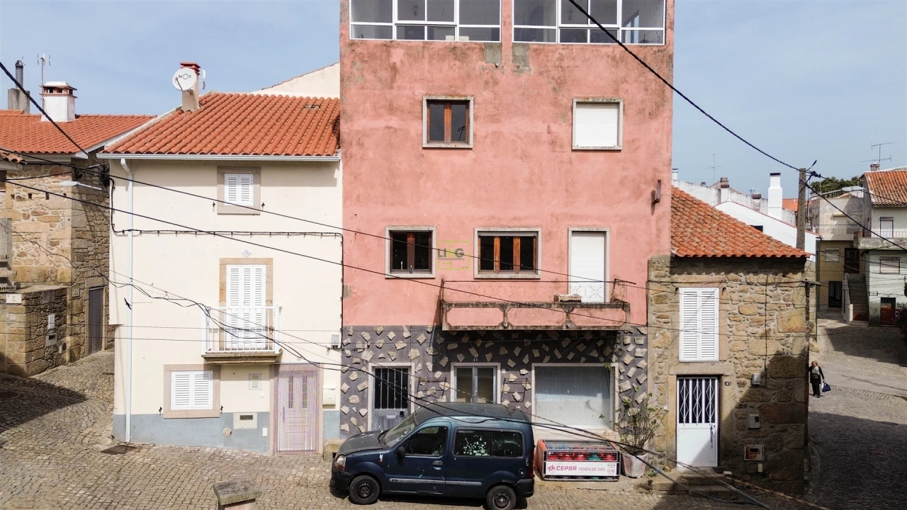 Moradia T4 para Venda em São Miguel de Acha Foto 1
