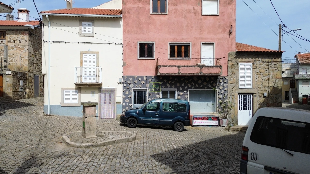 Moradia T4 para Venda em São Miguel de Acha Foto 3
