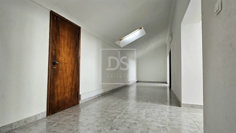 Moradia T5 para Venda em Aveiras de Cima