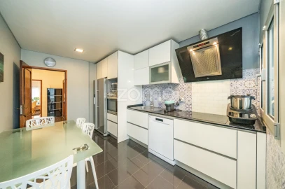 Apartamento T4 para Venda em Povoa de Lanhoso (N. Senhora do Amparo)