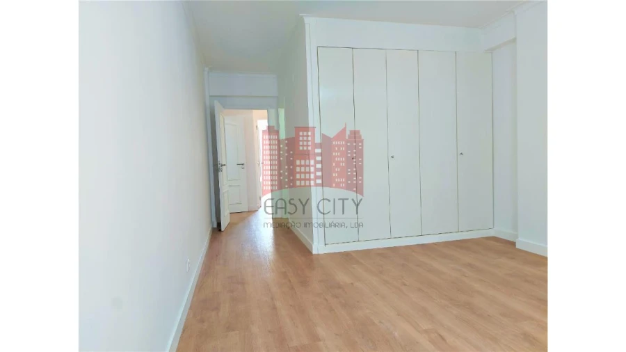 Apartamento T3 para Venda em São Domingos de Benfica Foto 4