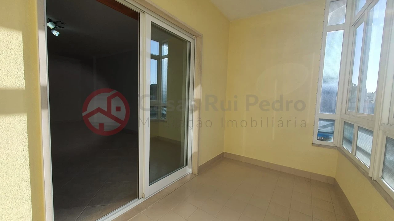 Apartamento T2 para Arrendamento em Laranjeiro e Feijó Foto 4