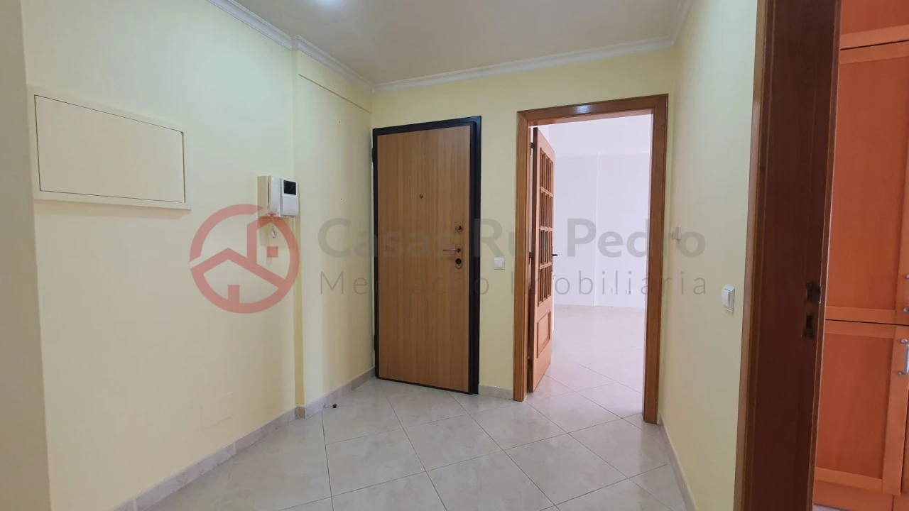Apartamento T2 para Arrendamento em Laranjeiro e Feijó Foto 8