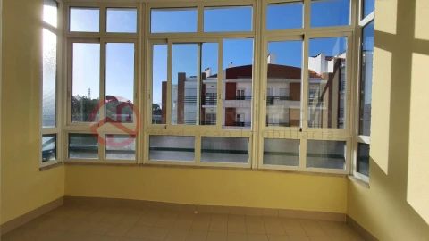 Apartamento T2 para Arrendamento em Laranjeiro e Feijó