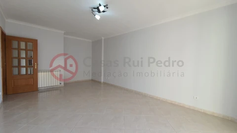Apartamento T2 para Arrendamento em Laranjeiro e Feijó