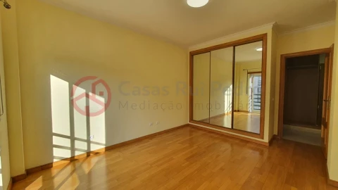 Apartamento T2 para Arrendamento em Laranjeiro e Feijó