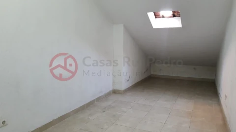 Apartamento T2 para Arrendamento em Laranjeiro e Feijó