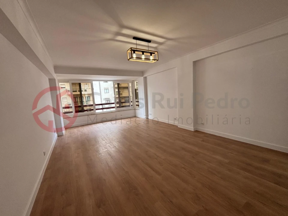 Apartamento T3 para Venda em São Domingos de Benfica Foto 1