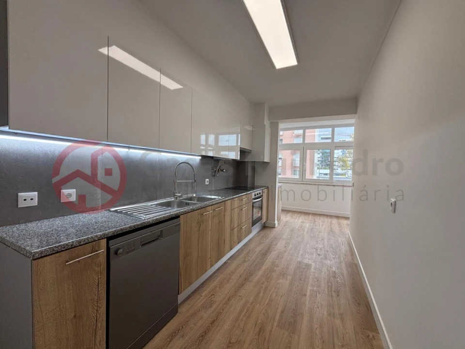 Apartamento T3 para Venda em São Domingos de Benfica Foto 3