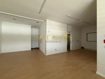 Loja para Arrendamento em Bougado (São Martinho e Santiago)