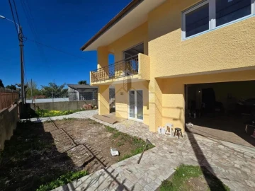 Moradia T4 para Venda em Santa Maria de Lamas