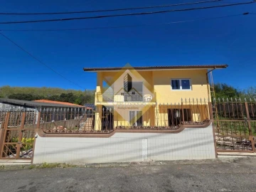 Moradia T4 para Venda em Santa Maria de Lamas