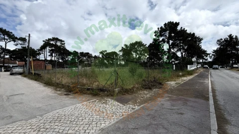 Terreno para Venda em Charneca de Caparica e Sobreda