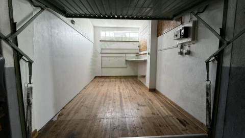 Garagem para Arrendamento em Laranjeiro e Feijó