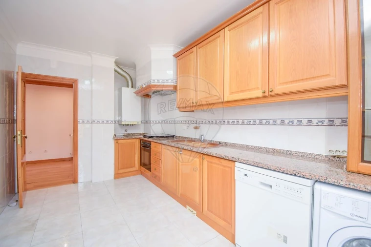 Apartamento T1 para Arrendamento em Algés, Linda-A-Velha e Cruz Quebrada-Dafundo Foto 17
