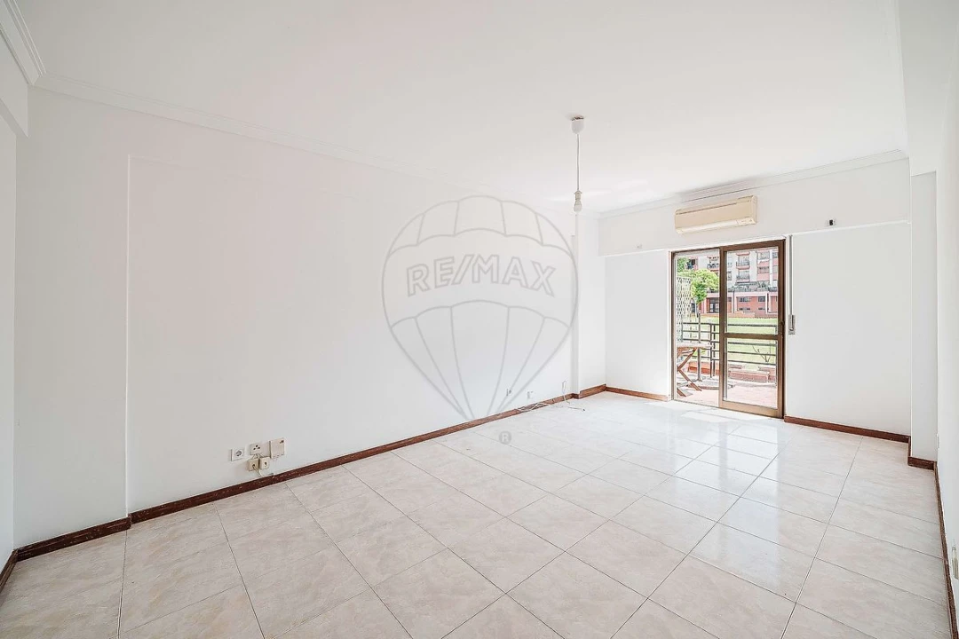 Apartamento T2 para Venda em Lumiar Foto 3