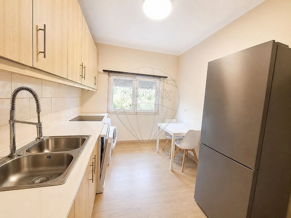 Apartamento T2 para Venda em Queluz e Belas Foto 1