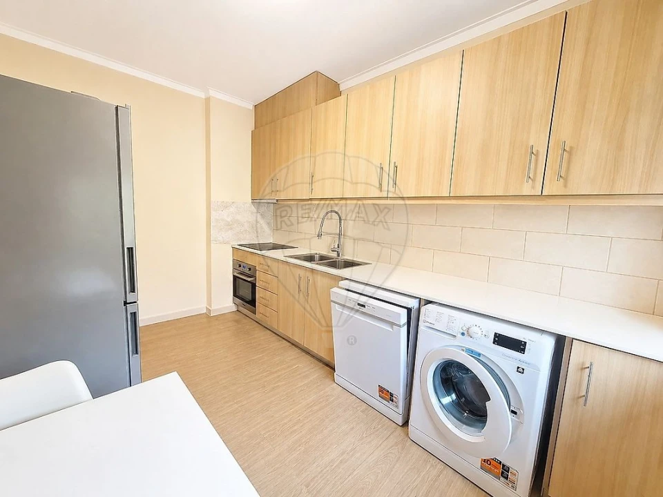 Apartamento T2 para Venda em Queluz e Belas Foto 3