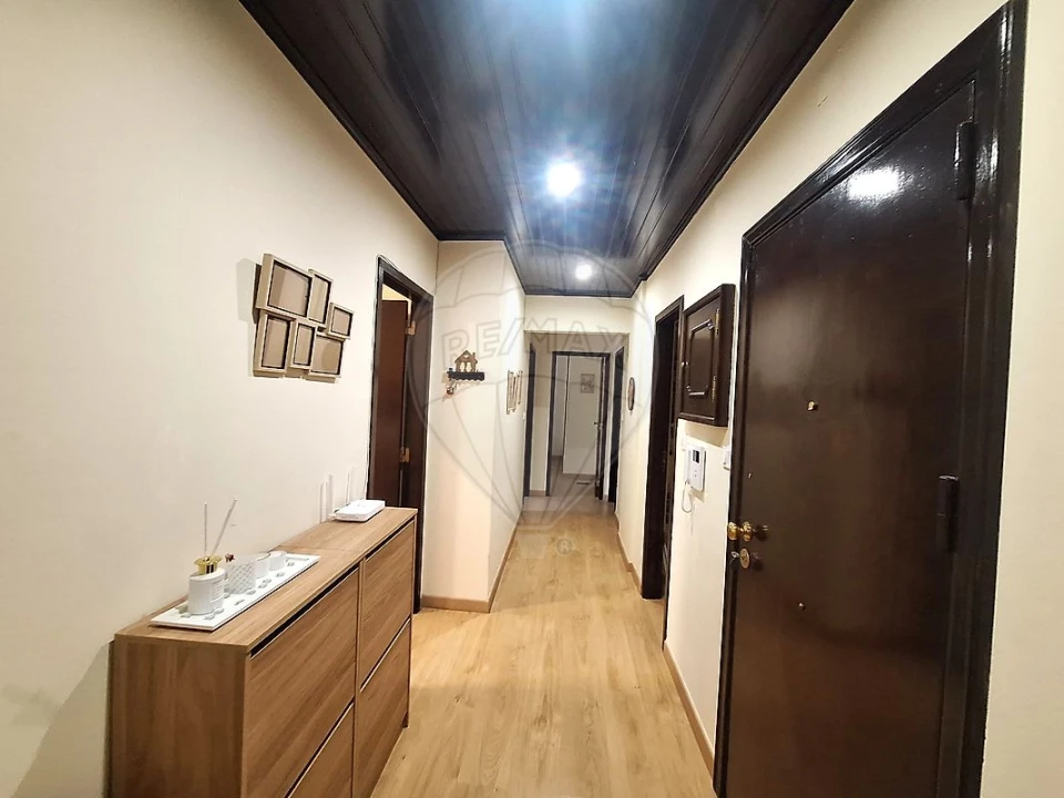Apartamento T2 para Venda em Queluz e Belas Foto 1