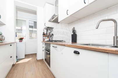 Apartamento T2 para Venda em Carcavelos e Parede
