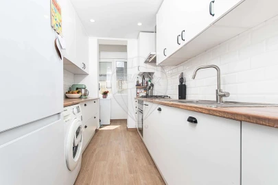 Apartamento T2 para Venda em Carcavelos e Parede
