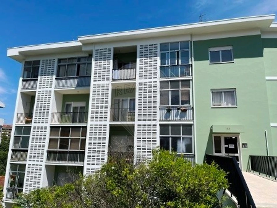 Apartamento T1 para Arrendamento em Santo Antonio dos Olivais Foto 1