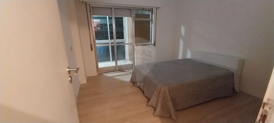 Apartamento T1 para Arrendamento em Santo Antonio dos Olivais Foto 5