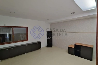 Armazém para Arrendamento em Aguas Santas