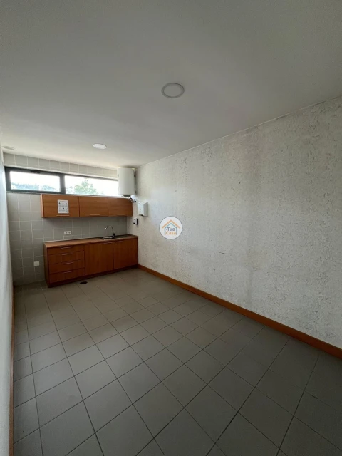 Armazém para Venda em Fiães