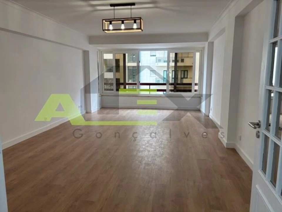 Apartamento T3 para Venda em São Domingos de Benfica Foto 1
