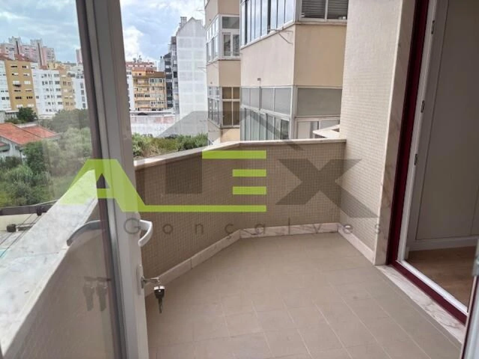 Apartamento T3 para Venda em São Domingos de Benfica Foto 9