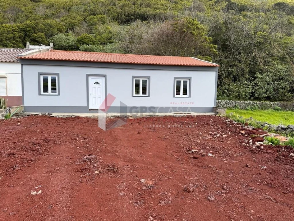 Moradia T2 para Venda em Praia da Vitoria (Santa Cruz) Foto 1