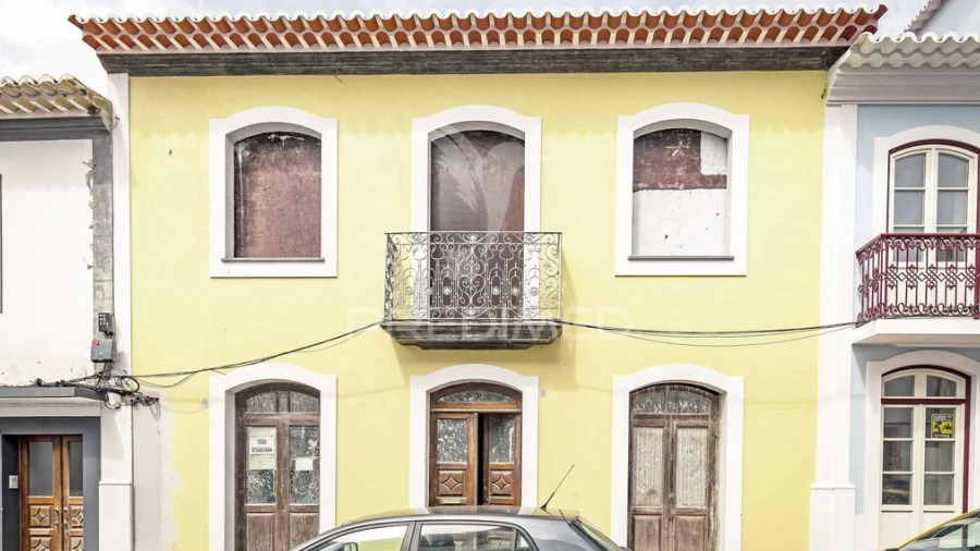 Moradia T5 para Venda em Angra (Nossa Senhora da Conceição)