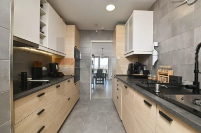 Apartamento T3 para Venda em Santo António dos Cavaleiros e Frielas