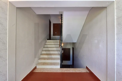 Apartamento T3 para Venda em Santo António dos Cavaleiros e Frielas