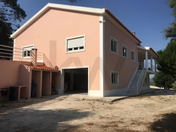 Moradia T4 para Venda em Azueira e Sobral da Abelheira