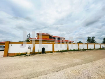 Moradia T10 para Arrendamento em Abitureiras