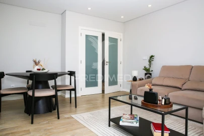 Apartamento T2 para Venda em Santo António dos Cavaleiros e Frielas